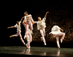 Lar Lubovitch Dance Company Courtesy of Nan Melville / Lar Lubovitch Dance Company