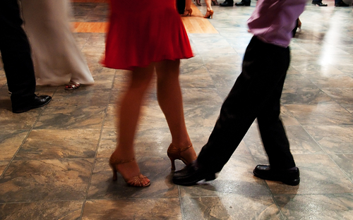 shutterstock_joyfuldesigns couple dancing