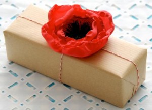 Fabric Poppy Flower Accessory For detailed directions, a list of necessary materials and more photos click the image. (Photo courtesy: creaturecomfortsblog.com)